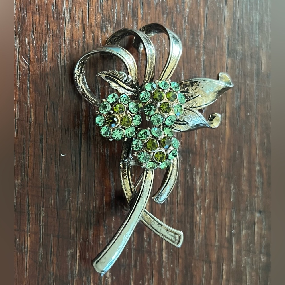 Vintage Brooch Floral Motif Green Rhinestones set in a Silver- Tone Ribbon